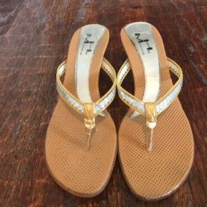 HIGH MAINTENANCE* Cushy TAN insole~ METALLIC Strap FLIP FLOPS* Kitten Heel *sz 8